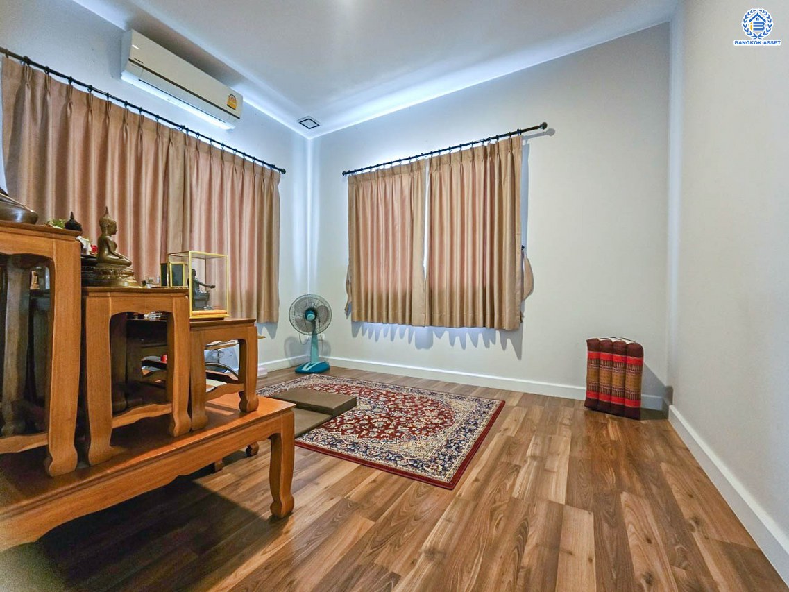 *****บ้านเดี่ยวมือสองกรุงเทพมหานคร โครงการ มัณฑนา เลค วัชรพล เนื้อที่กว้าง 55.4 ตร.ว. ฟังก์ชัน 3 ห้องนอน 3 ห้องน้ำ 2 ที่จอดรถ แถมฟรี! 4 เครื่องปรับอากาศ 2 เครื่องทำน้ำอุ่น บนทำเลแห่งการเดินทาง เชื่อมต่อ ถนนลำลูกกา, ถนนพหลโยธิน ใกล้รถไฟฟ้าสายสีเขียว "สถานีสายหยุด" ประมาณ 20 นาทีก็ถึง